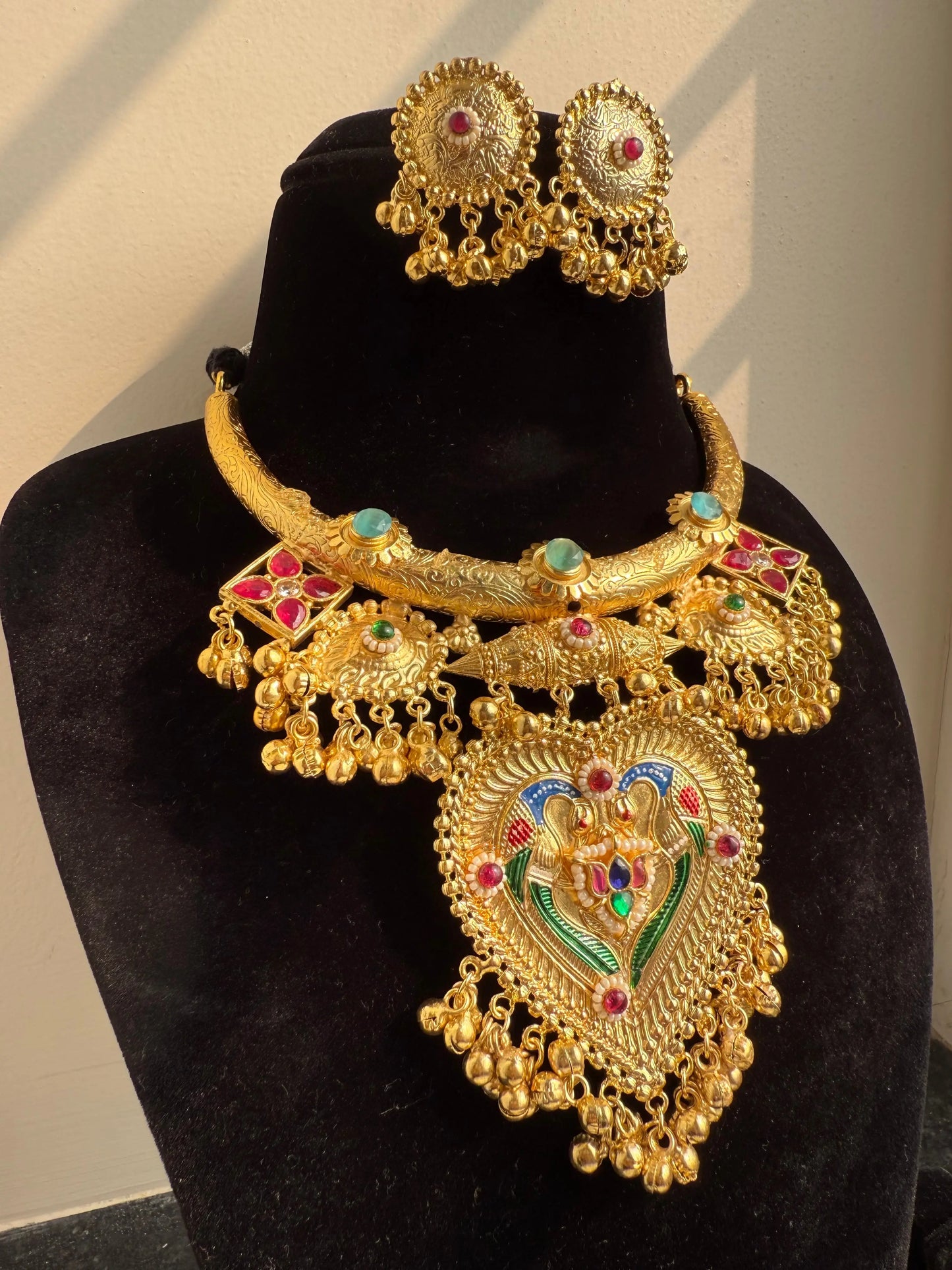 Ashna Gold tone hasli necklace set KH