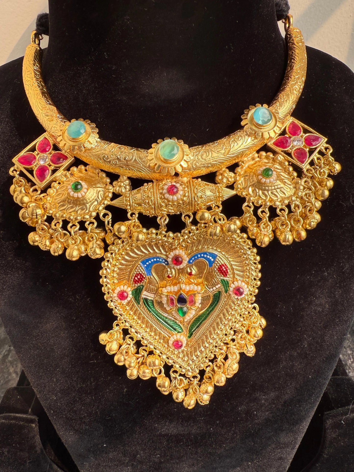 Ashna Gold tone hasli necklace set KH