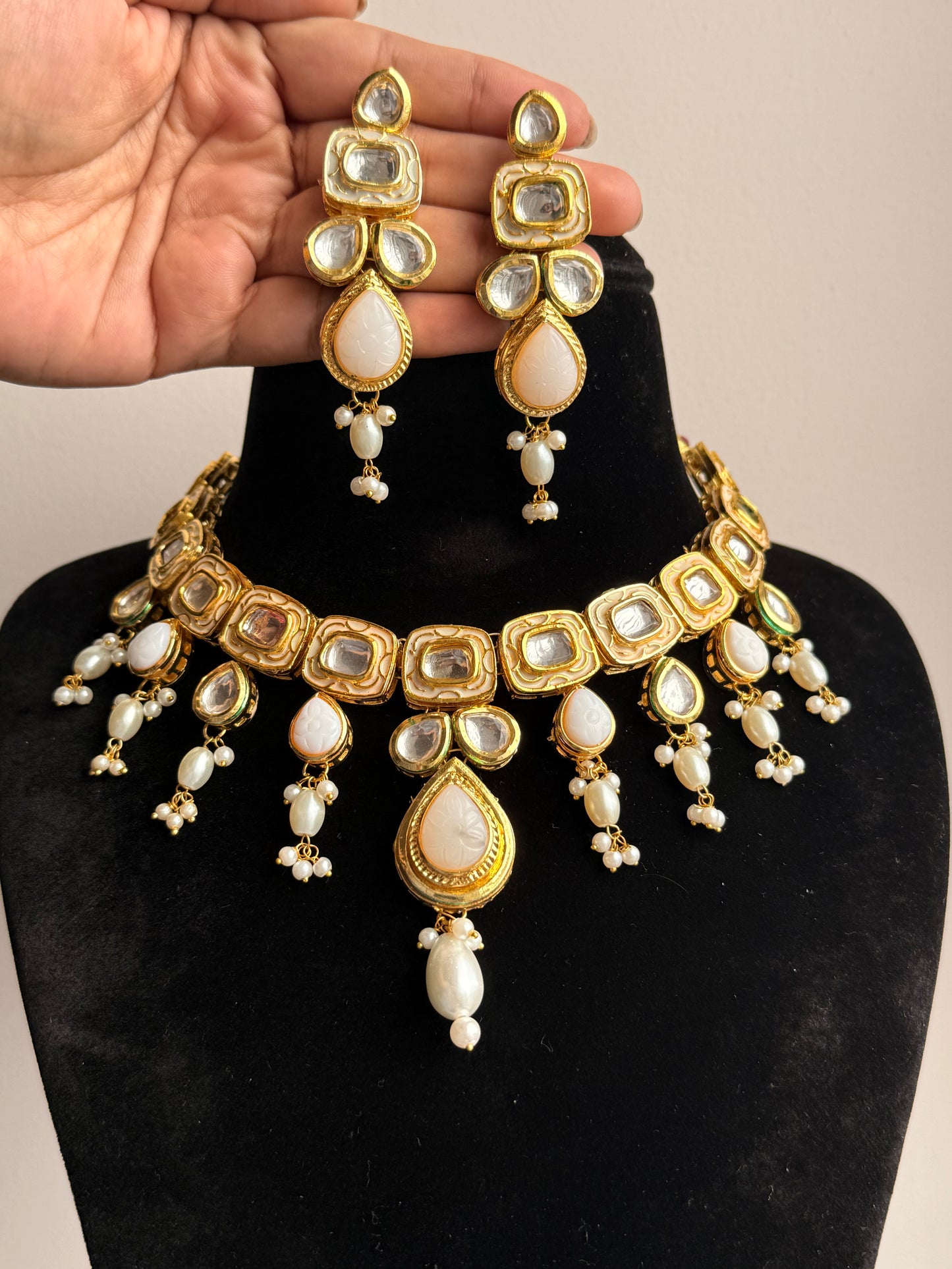 Janhvi White Kundan necklace set