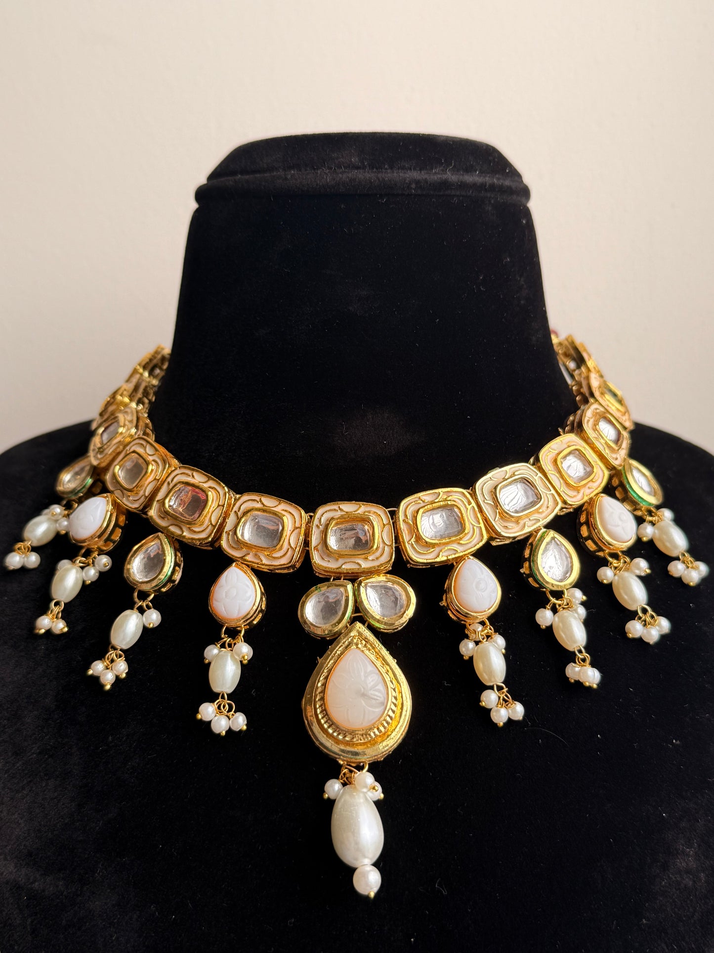 Janhvi White Kundan necklace set