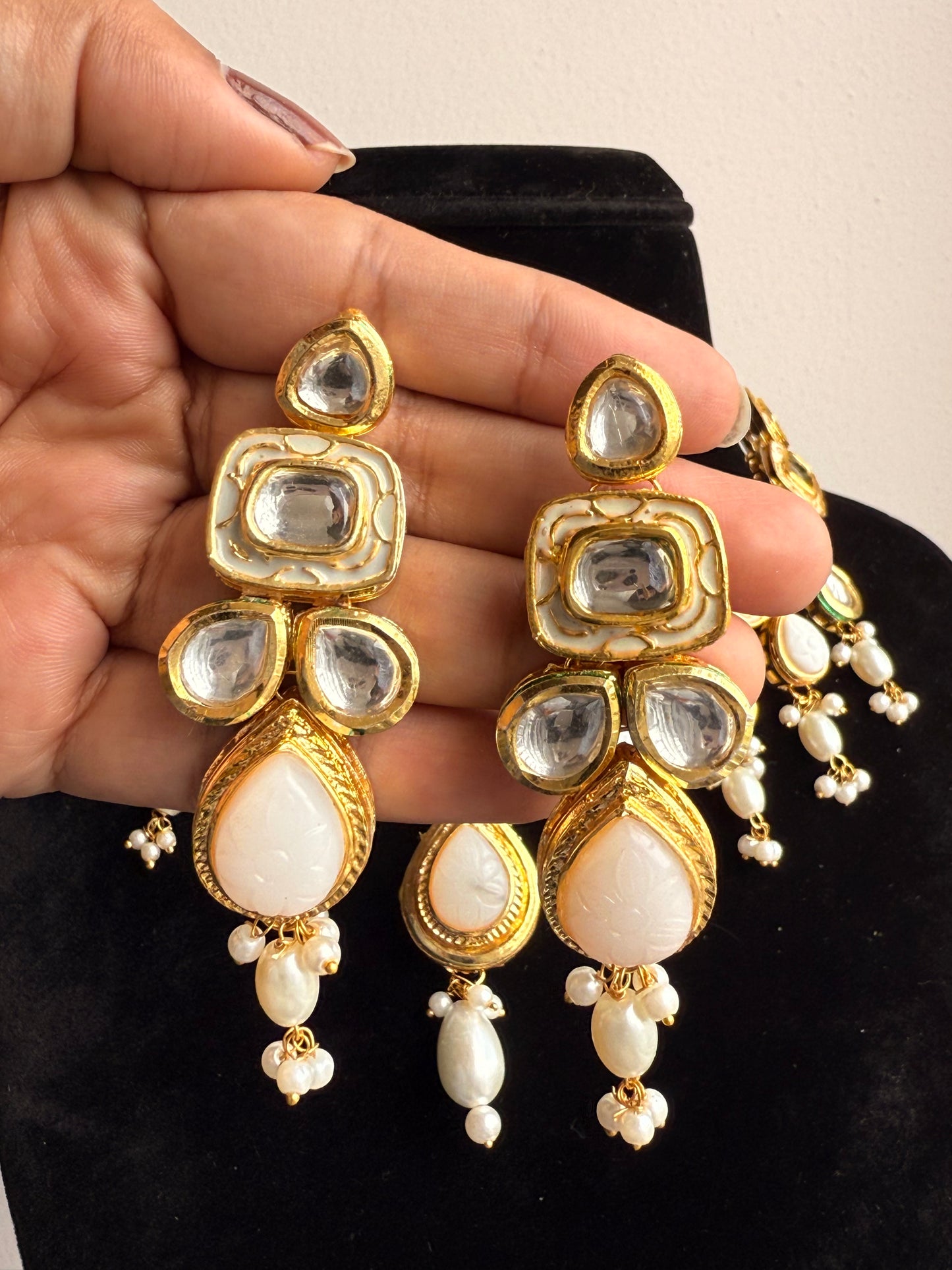 Janhvi White Kundan necklace set