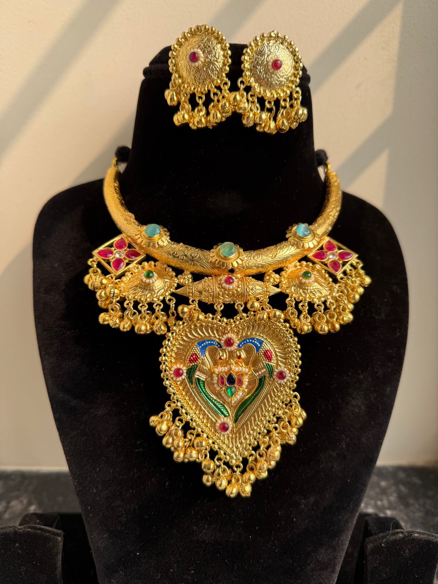 Ashna Gold tone hasli necklace set