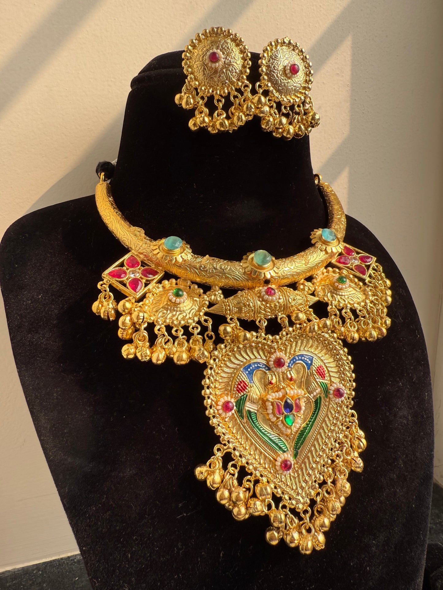 Ashna Gold tone hasli necklace set