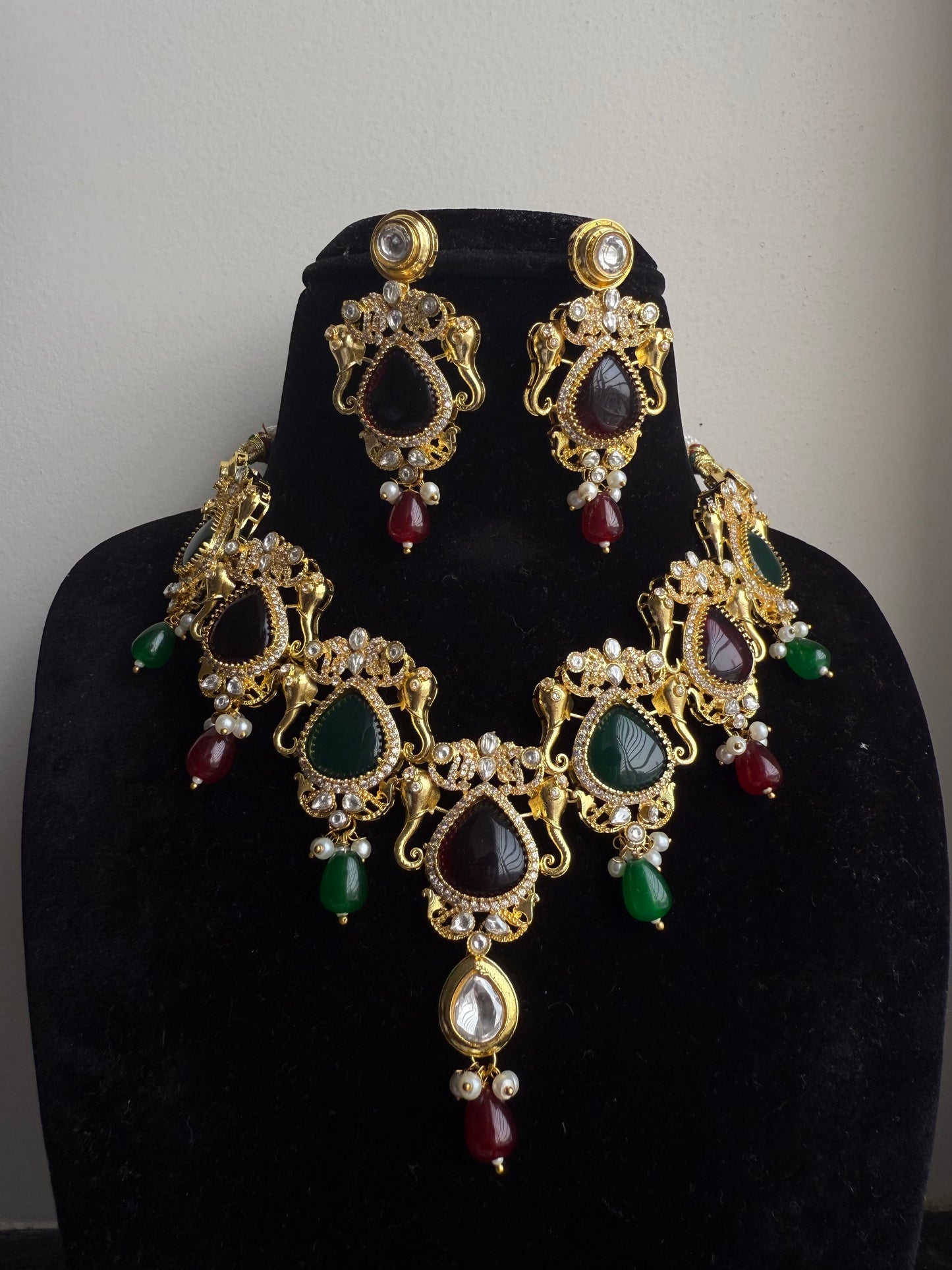 Green and red necklace set