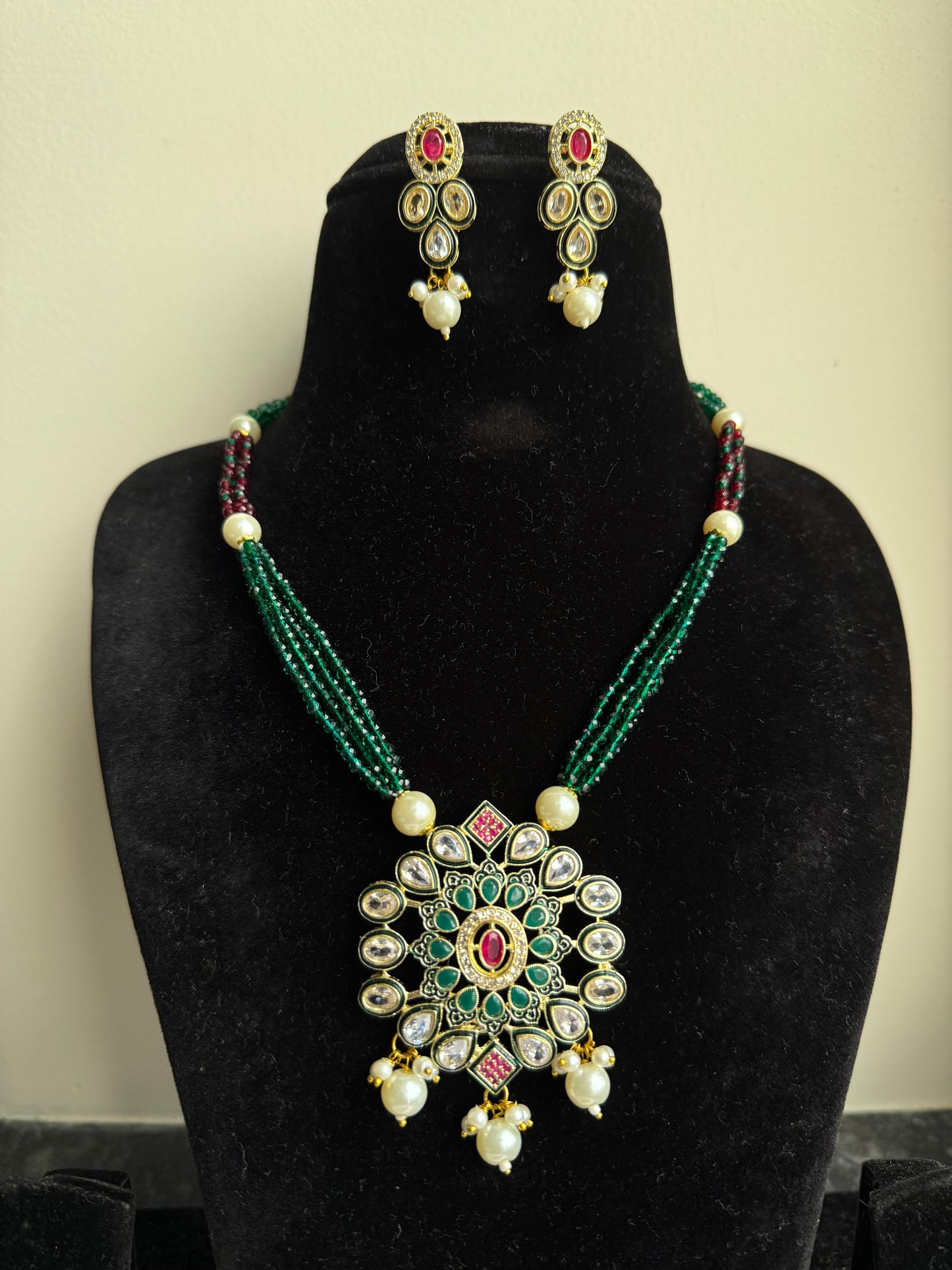 Green necklace set