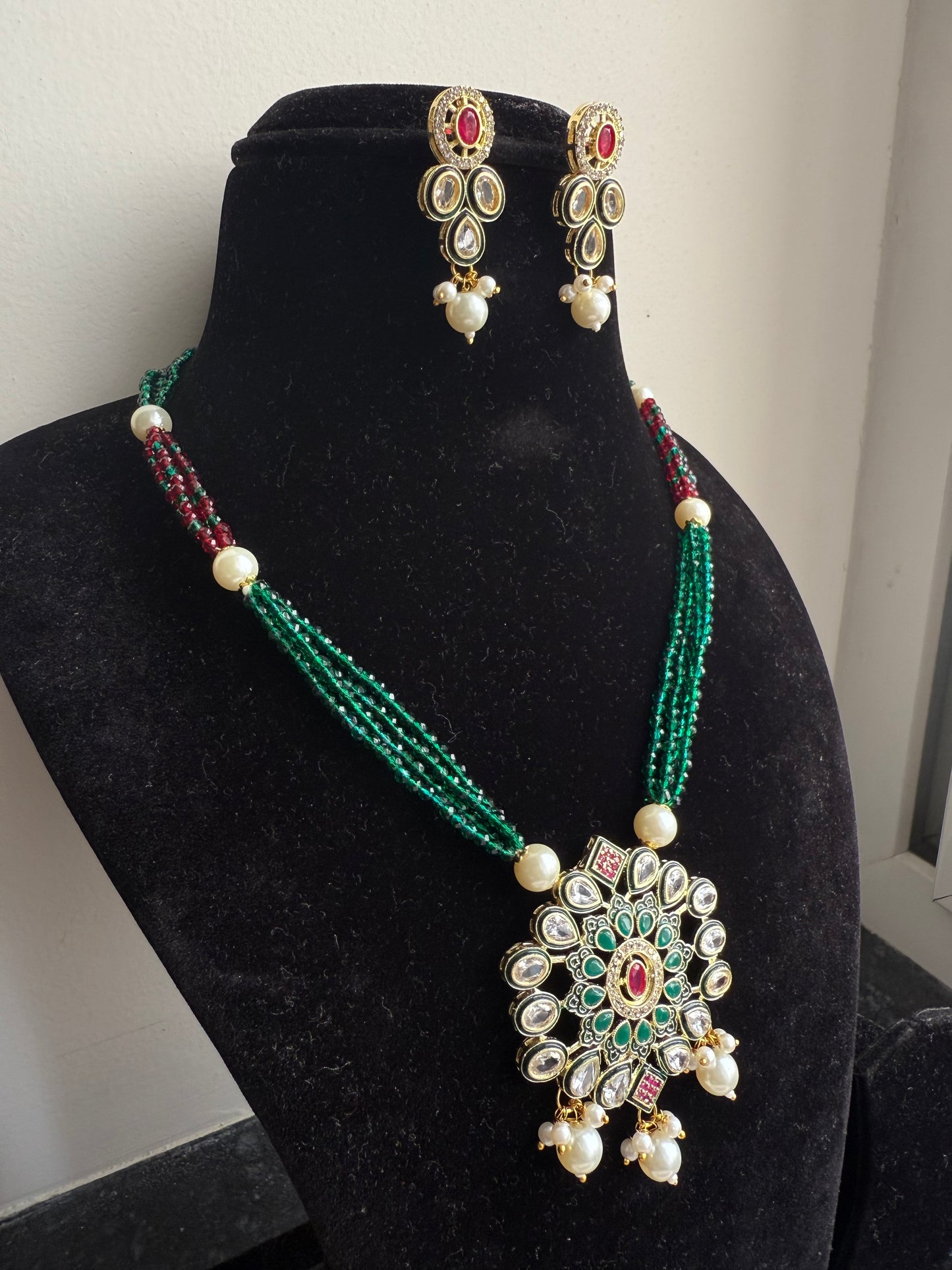 Green necklace set